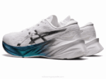 Asics Novablast 3 Platino Zapatillas Blancas y Plateadas - Image 3