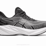 Asics Novablast 3 Zapatillas Running Blanco Negro Elegancia y Comodidad