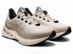 Asics Novablast Zapatillas Grises Comodidad y Estilo - Image 2