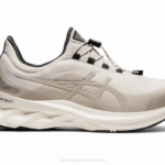 Asics Novablast Zapatillas Grises Comodidad y Estilo