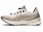Asics Novablast Zapatillas Grises Comodidad y Estilo - Image 3