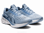 Asics Novablasto 2 Zapatillas Niebla Cielo Suave Rendimiento y Estilo - Image 2