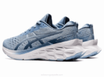Asics Novablasto 2 Zapatillas Niebla Cielo Suave Rendimiento y Estilo - Image 3