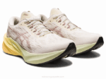 Asics Novablasto 3 Zapatillas Crema Cervatillo Comodidad y Estilo - Image 2