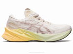Asics Novablasto 3 Zapatillas Crema Cervatillo Comodidad y Estilo