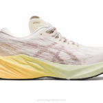 Asics Novablasto 3 Zapatillas Crema Cervatillo Comodidad y Estilo