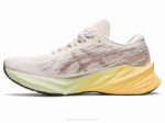 Asics Novablasto 3 Zapatillas Crema Cervatillo Comodidad y Estilo - Image 4