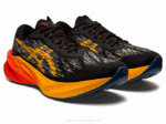 Asics Novablasto 3 Zapatillas Negras y Ámbar para Correr - Image 2