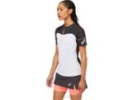 Asics Top Fijitrail Mujer Gris Grafito y Blanco Brillante - Image 3