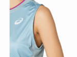 Camiseta sin mangas Asics gráfico Match humo azul para mujer - Image 3