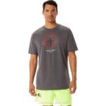 Playera Asics Hombre Manga Corta Gráfica Gris Oscuro